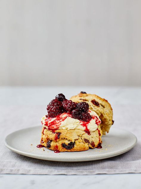 Perfect Scones, Fruit Scones Recipe, Christmas Food Photography, Best Scone Recipe, How To Make Scones, Fruit Scones, Savory Scones, Jamie Oliver Recipes, Fav Food