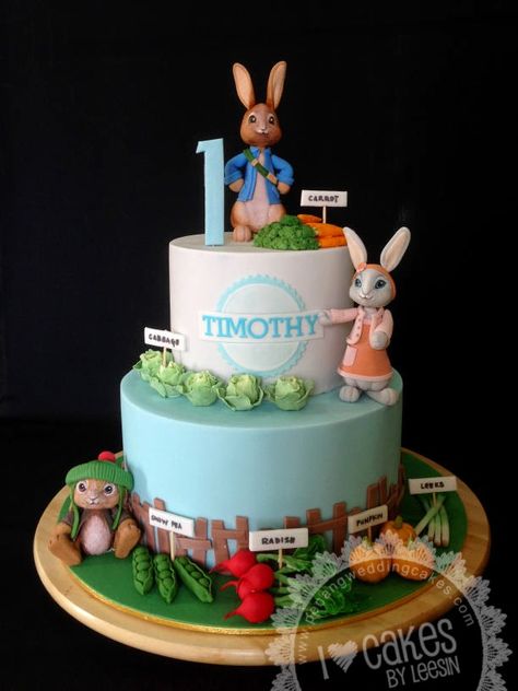 Rabbit Theme Cake, Beatrix Potter Cake, Peter Rabbit Theme, Beatrix Potter Birthday, Miniature Vegetables, Cake Paris, Peter Rabbit Cake, Rabbit Theme, Peter Rabbit Birthday