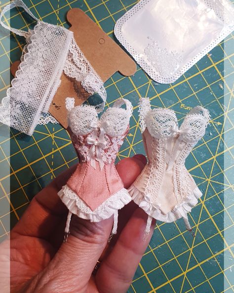 Homemade Barbie Clothes, Barbie Corset, Doll Corset, Diy Doll Accessories, Corset Diy, Accessoires Barbie, Dollhouse Clothes, Miniature Dress, Dolls Clothes Diy