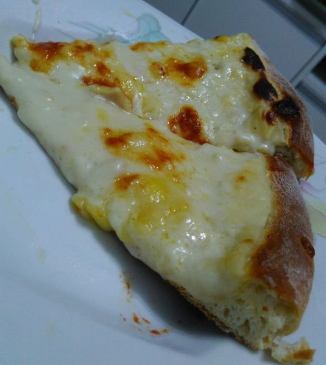 [Homemade] Garlic pizza with bechamel sauce Homemade Garlic Pizza, Garlic Pizza, Bread Snacks, Bechamel Sauce, Food Images, Pizza Sauce, Italian Dishes, The Hub, Cheese Pizza