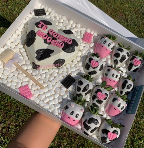 cow Cow Breakable Heart, Breakable Heart For Him Birthday, What To Put In Breakable Heart, Strawberries Chocolate Covered Ideas, Cow Heart Cake, Pig Chocolate Covered Strawberries, Valentine Breakable Heart Ideas, Chocolate Strawberry Box Ideas, Breakable Chocolate Heart Ideas Birthday