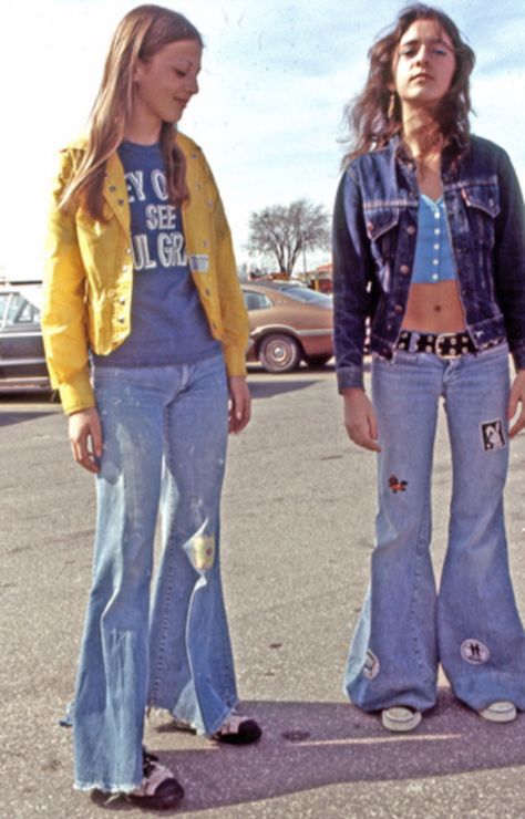 vintage everyday: Sunny Days, Girls and Blue Jeans Patches in the 1970s 70s Mode, Rok Mini, Fashion 1970s, 60s 70s Fashion, Mode Hippie, 70s Inspired Fashion, 70s Aesthetic, 70s Outfits, 70’s Fashion