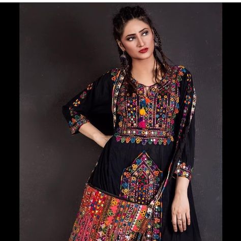 Balochi style Sindhi dress from  #Sindh #Sindhi #Baloch #Balochi #Embroidery #dress #pattern #elegant #design #balochistyles  #sindhidress… Sindhi Dress Design, Balochi Dress Design New, Persian Dress, Sindhi Culture, Sindhi Dress, Balochi Embroidery, Culture Dress, Embroidery Dress Pattern, Floral Evening Dresses