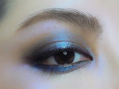 Basic Eye Makeup Looks, Cobalt Blue Eye Makeup, Dark Blue Eyeshadow Makeup, Blue 90s Makeup, Dark Blue Glitter Makeup, Blue Silver Aesthetic, Silver Blue Makeup, Pop Of Blue Eyeshadow, Dark Blue Makeup Looks