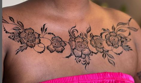 Henna Designs On Chest, Somali Bridal Henna, Chest Henna Designs, Bridal Henna Somali, Henna Body Art Back, Nikkah Henna, Chest Henna, Henna Sudanese, Jaguar Henna