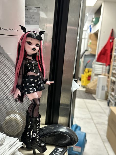 Red Draculaura, Monster High Outfits Inspiration, Custom Draculaura, Draculaura Aesthetic Outfit, New Monster High Dolls, Doll Customs, Monster High Doll Clothes, Mh Dolls, Monster High Custom Doll