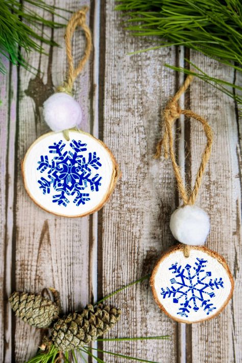 Cricut Snowflake Ornaments Diy Penguin Ornament, Wood Slice Christmas Ornaments, Christmas Glitter Ornaments, Vinyl Ornaments, Christmas Tree Ornament Crafts, Cricut Ornaments, Wood Slice Christmas, Glitter Ornaments Diy, Cricut Christmas Ideas