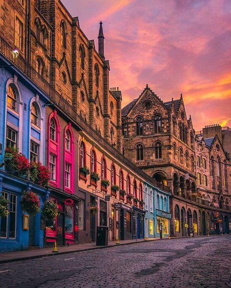 Victoria Street Edinburgh, Edinburgh Christmas, Old Town Edinburgh, British Aesthetic, Europe Photos, Beautiful Streets, Instagrammable Places, England And Scotland, Edinburgh Scotland