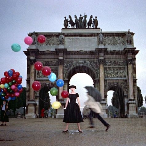 Audrey on Instagram: “Has anyone seen a blooper of this scene? I just found one when I was watch the funny face trailer thought it would be cute to share😭…” Funny Face Audrey Hepburn Poster, Funny Face Wedding Dress, Funny Face Audrey Hepburn, Funny Face Audrey, Funny Face Movie, Funny Face 1957, Audrey Hepburn Funny Face, Audrey Hepburn Wallpaper, Audrey Hepburn Poster