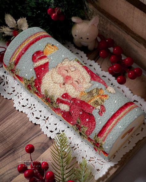 Cute Christmas Cake, Christmas Cakes Ideas, Decorated Cake Roll, Xmas Cake Decorating, Swiss Roll Cakes, Christmas Macarons, Swiss Roll Cake, New Year's Cake, Xmas Cake