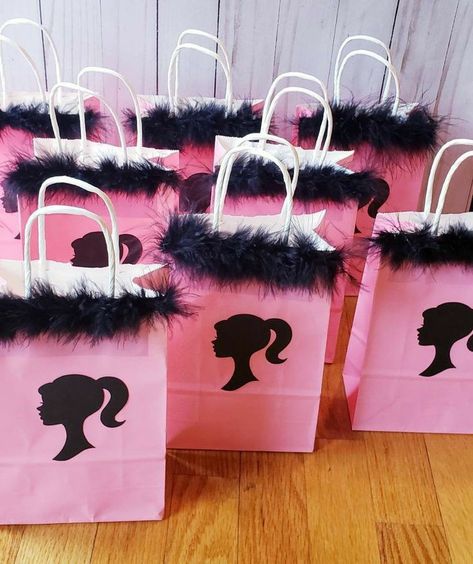 Girls Barbie Birthday Party, Goodie Bag Ideas, Barbie Bday, Barbie Party Decorations, Barbie Theme Party, Idee Cricut, Barbie Birthday Party, Barbie Theme, Barbie Cake