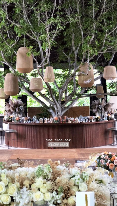 Outdoor Bar Around Tree, Wood Restaurant Design, Cabin Outdoor Kitchen, Outdoor Food Court, Outdoor Restaurant Patio, Tree Bar, Tree Restaurant, Circle Bar, Outdoor Restaurant Design