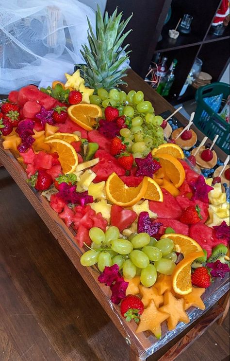 Huge Fruit Platter, Fruit Platter Birthday Party, Large Fruit Platter Ideas, Tropical Fruit Table, Fresh Fruit Platter Display Ideas, Fresh Fruit Display Ideas, Fruit Platter Small, Cute Fruit Tray Ideas Creative, Pink Fruit Platter