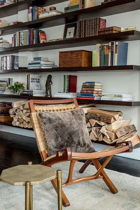 Tee Bookshelves, Pretty Living Room, Cosy Apartment, Decorating Bookshelves, Bookcase Design, Hans Wegner, Home Libraries, Tiny Apartment, Greenwich Village