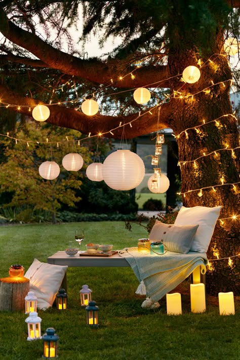 Diy Outdoor Lighting, Deco Champetre, Outdoor Garden Lighting, Garden Party Decorations, Summer Garden Party, Backyard Lighting, Patio Lighting, Garden Parties, Garden Seating