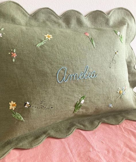 Pillow Embroidery Designs Ideas, Embroidered Pillows Diy, Sew Cushion Covers, Diy Embroidery Flowers, Bed Cover Design, Simple Hand Embroidery Patterns, Embroidery Pillow, Cute Cushions, Pillow Embroidery