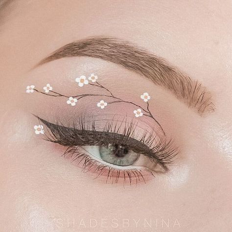 Makeup Smokey Eye, Eye Makeup Images, Makeup Smokey, Pretty Eye Makeup, Makeup Drawing, Cute Eye Makeup, Graphic Makeup, Swag Makeup, Eye Makeup Pictures