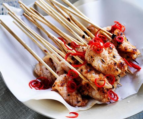 Delicious, fresh, juicy Korean barbecued squid on skewers - a crowd pleasing dish which is perfect for your next BBQ or family gathering! Bbq Squid, Korean Food Recipes, Squid Recipes, Skewer Recipes, Latest Recipe, Bbq Recipes, Kitchen Recipes, Korean Food, Skewers