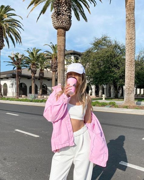 Pink Baseball Hat Outfit, Pink Baseball Cap Outfit, Pink Cap Outfit, White Cap Outfit, Pink Hat Outfit, Pink And White Outfit, Spring Transition Outfits, Preppy Ideas, Baseball Hat Outfit