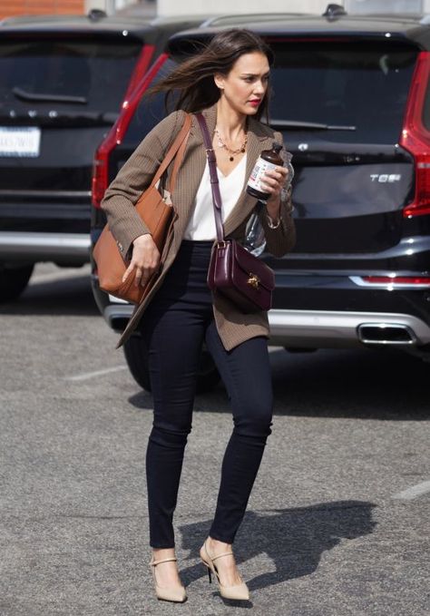 Jessica Alba in Office Chic Outfit - Going to a Meeting in Beverly Hills 03/06/2020, Jessica Alba latest photos Office Chic Outfit, Jessica Alba Casual, Jessica Alba Outfit, Chic Office Outfit, Trendy Date Night Outfit, Date Night Outfit Ideas, Night Outfit Ideas, Jessica Alba Style, Lawyer Fashion