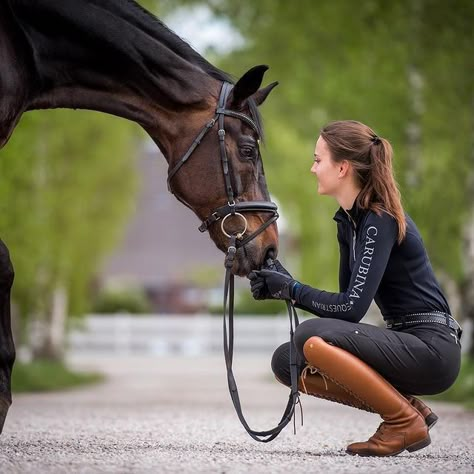 Horse Riding Poses, Horse Riding Outfit Women, Equestrian Photoshoot, Equestrian Style Outfit, Equine Photography Poses, Horse Riding Aesthetic, Equestrian Photography, Horse Riding Boots, Horse Riding Outfit