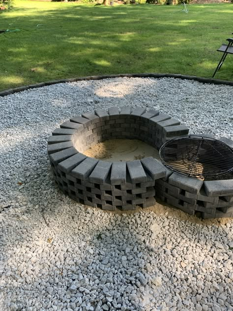 Diy Cooking Fire Pit, Brick Bonfire Pit, Brick Fire Pit Ideas Backyard, Garden Fireplaces Outdoor, Diy Fire Pit Grill, Easy Fire Pit Ideas, Rustic Fire Pit Ideas Backyard, Snow Style Fashion, Snow Cone Syrup Recipe