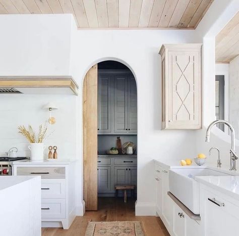 Arch Door Design Interior, Arch Doorways Interior, Arch Doors Kitchen, Arch Doorway Doors, Arch Hallways, Arched Doorways Interior, Arched Barn Door, Interior Arches, Doorway Ideas