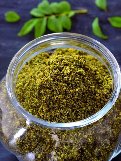 Curry Leaves Chutney, Curry Leaves Powder Recipe, Vegetarian Dips, Curry Leaves Powder, Roasted Lentils, Vegetarian Dip, Podi Recipe, Prawn Dishes, Curry Leaf