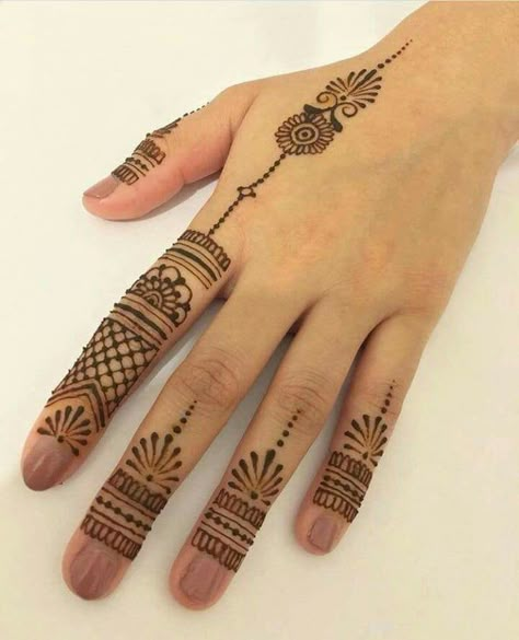 Mehendi Tattoo Designs Simple, Heena Mahendi Designs Simple, Simple Henna On Fingers, Mehandi Ideas Simple, Henna Design Fingers, One Finger Henna, Henna Designs Fingers, Finger Henna Designs Simple, Palm Henna Designs