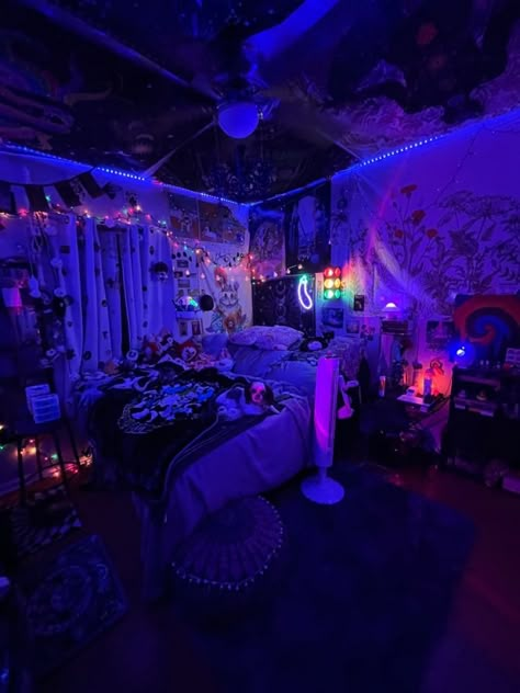 Split Room Aesthetic, Smokers Room Decor, Trap House Bedroom Aesthetic, Prymrr Room, Trap House Room Aesthetic, Smokers Room Ideas, Smoker Bedroom Ideas, Room Ideas Aesthetic Smoker, Rave Room Aesthetic