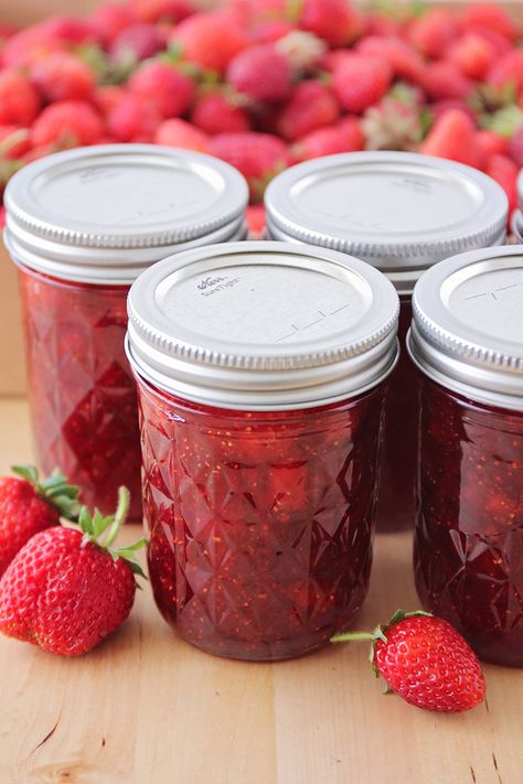 This simple and delicious homemade strawberry jam is so easy to make. It's the perfect way to enjoy those sweet summer berries! مربى الفراولة, Dehydrating Food, Sweet Sauces, Jam Jam, Hand Pie Recipes, Recipe Strawberry, Strawberry Jam Recipe, Jam Recipes Homemade, Homemade Strawberry Jam