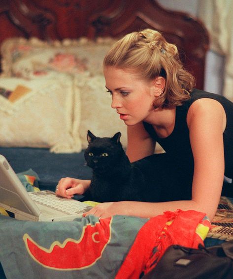 The Original Salem The Cat Has Some Thoughts About Chilling Adventures Of Sabrina+#refinery29uk Salem The Cat, Sabrina Spellman Outfit, Salem Saberhagen, Salem Cat, Sabrina Spellman Style, Cat Voice, Sabrina Witch, Sabrina The Teenage Witch, Black Cat Aesthetic