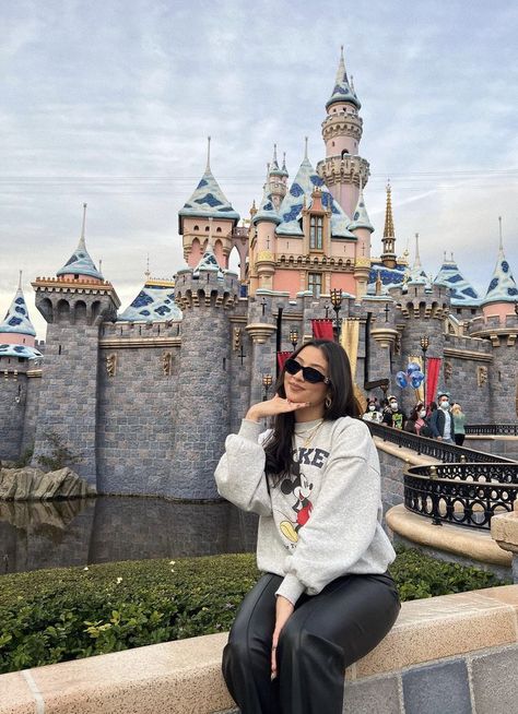 Disneyland Outfits For Winter, Cold Disney Outfits, Disneyland Outfit Ideas Winter, Disneyland Paris Outfit, Disneyland Outfits Winter, Disney Couple Outfits, Disneyland Aesthetic Outfit, Disney Outfits Winter, Disney Winter Outfits