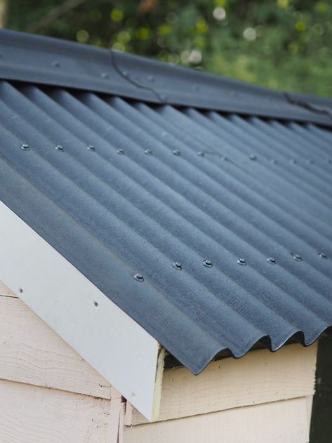 Looking to replace your shed roof with bitumen roofing sheets? In our blog we compare which roofing sheets are best! Find out the best solution for your DIY project. Corrugated Roof, Bitumen Roof, Diy Roofing, Zinc Roof, Roof Ideas, Modern Roofing, Fiber Cement Siding, Cement Siding, Roof Replacement