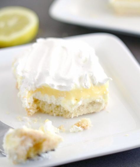 Layered Lemon Dessert - With homemade lemon curd, this dessert is AH-MAZING!! Layered Lemon Dessert, Quick Pie Recipes, Lemon Pound Cakes, Dessert Potluck, Cool Whip Recipes, Fun Dessert Recipes, Pudding Bars, Whip Recipes, Lush Desserts