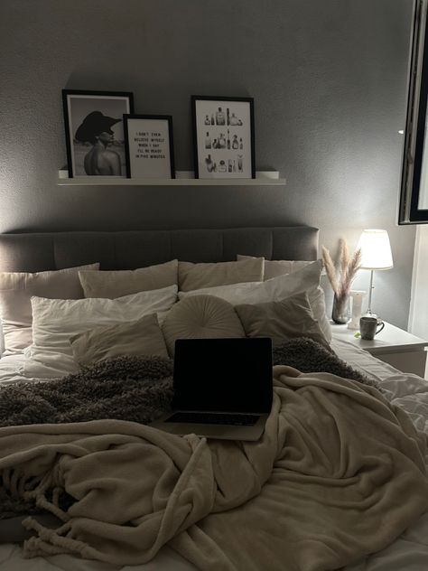 Grey Room Aesthetic, Grey Bedroom Aesthetic, Gray Room Ideas, Grey And White Bedroom Ideas, Light Grey Bedroom, Rum Inspiration, Luxury Room Bedroom, Classy Bedroom, Grey Room