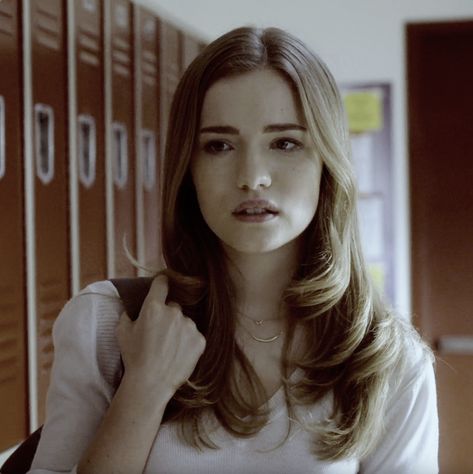 Scream Emma Duval, Emma Duval Icons, Willa Fitzgerald Icons, Willa Fitzgerald Gif, Isfj Characters, The Oc Aesthetic, Twd Faceclaims, Leah On The Offbeat, Face Claim Aesthetic