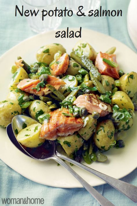 Ready in 30 minutes and just 306 cals per portion, this twist on the classic potato salad is the perfect low calorie meal. The dijon and parsley dressing adds extra tang. #potatosalad #salmon #sidedishes Parsley Dressing, Grilled Salmon Salad, Warm Salad Recipes, Salmon Salad Recipes, Potato Salad With Egg, Classic Potato Salad, Warm Salad, Diner Recept, Fish Salad