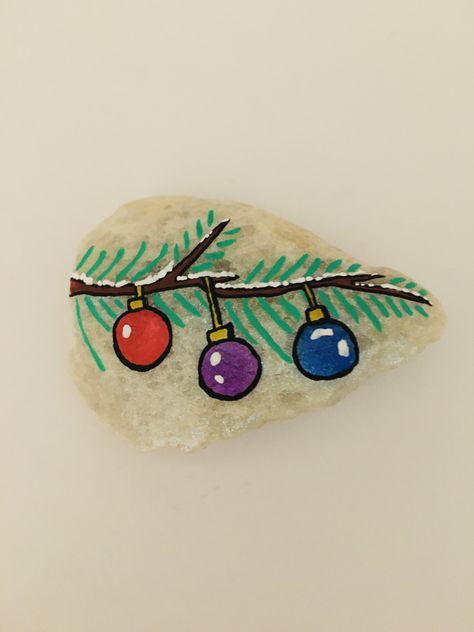 Christmas Wreath Painted Rock, Pretty Rock Painting Ideas, Christmas Themed Rock Painting, Holiday Rocks Painted, Rock Art Christmas, Small Painted Rocks Ideas, Christmas Tree Painted Rocks, Rock Painting Christmas Ideas, Grinch Rock Painting