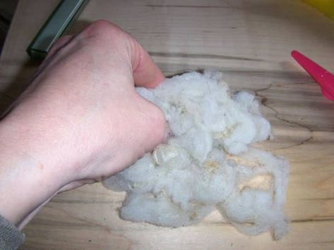 How to Make Wool Dryer Balls to fluff and soften your clothes, reduce drying time and save energy. Eco-Friendly, non-toxic, can also be used as a soft toy. Homemade Dryer Balls, Diy Dryer Balls, Needle Felting Tools, Roving Wool, Diy Wool, Dryer Balls, Wool Dryer Balls, Clothes Dryer, Wool Balls