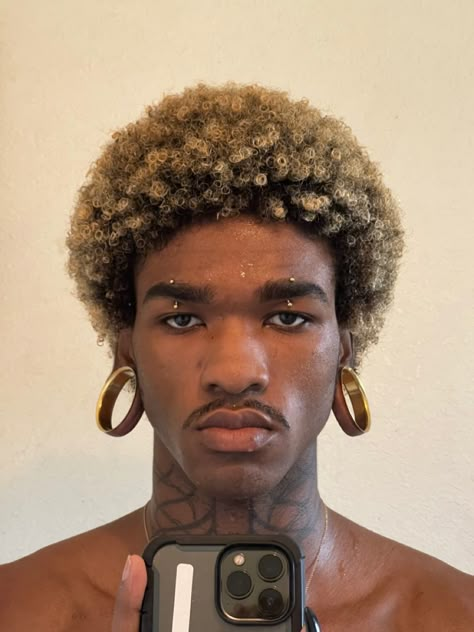 Blonde fro Short Hair With Blonde Tips, Black Person Hairstyles, Coily Hair Hairstyles Men, Blond Afro, Guy Hair Dye Ideas, Blonde Tips On Black Hair Men, Short Afro Hairstyles Men, Afro Men Hairstyles, Short Afro Men