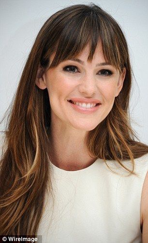 Jennifer Garner Short Hair, Short Hair 2022, Hair Bangs Long, Jennifer Garner Hair, Dyed Bangs, Belted Shift Dress, Jennifer Aniston Hair, Hair Dyed, Hair 2022