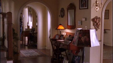 Gilmore House, Gilmore Girls House, Rory And Lorelai, Gilmore Style, Arched Doorway, The Gilmore, Girls Doll, Cottage Bedroom, Stars Hollow