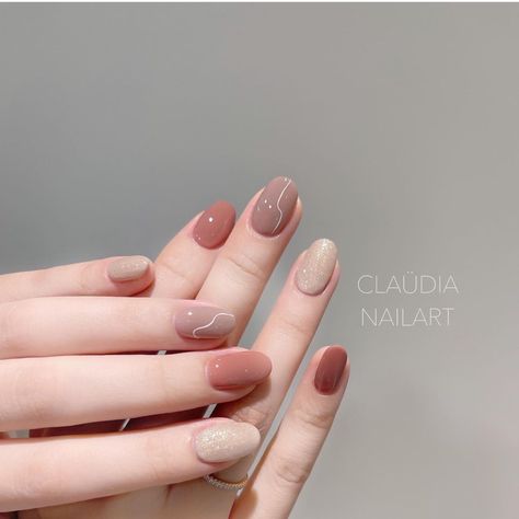 Nail Art Simple Elegant Classy Brown, Zhelish Nail Designs, Warm Color Nails, Minimal Gel Nails, Nail Art Nude Color, Minimal Nail Art Simple, Nail Zhelish, Nail Art Simple Elegant Natural, Zhelish Nail