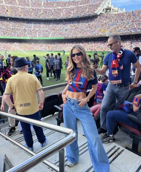 Football Jerseys Outfit Women, Womens Soccer Jersey Outfit, Mls Soccer Game Outfit, Soccer Jersey Outfit Women Aesthetic, Barca Shirt Outfit, Styling Soccer Jersey, Styling Soccer Jersey Women, Soccer Banquet Outfit, Barcelona Jersey Outfit Women