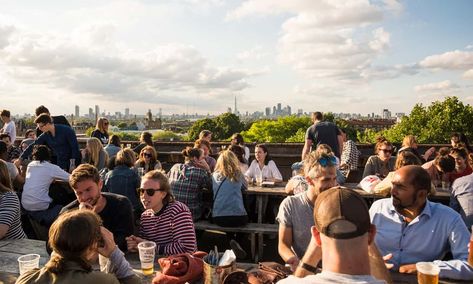 People socialising and enjoying a drink together at Franks Cafe outdoor rooftop bar City Rooftop, Embellished Veil, Architecture Set, Best Rooftop Bars, Rooftop Patio, Rooftop Wedding, London Landmarks, Downtown Toronto, London Today