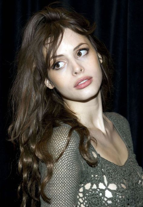 Heart Shaped Face Women, Beautiful Women's Faces, Florrie Arnold, Charlotte Kemp Muhl, Charlotte Kemp, Women With Glasses, Heart Shaped Face, Kemp Muhl, Alena Blohm