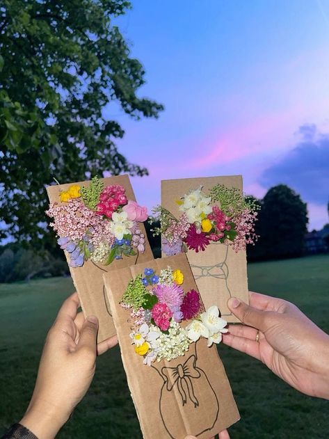 Park Date Ideas, 2025 Activities, Friend Picnic, Make Your Own Bouquet, Sleepover Crafts, Art Dates, Sweet Sixteen Birthday Party Ideas, Pressed Flower Crafts, Best Friend Activities