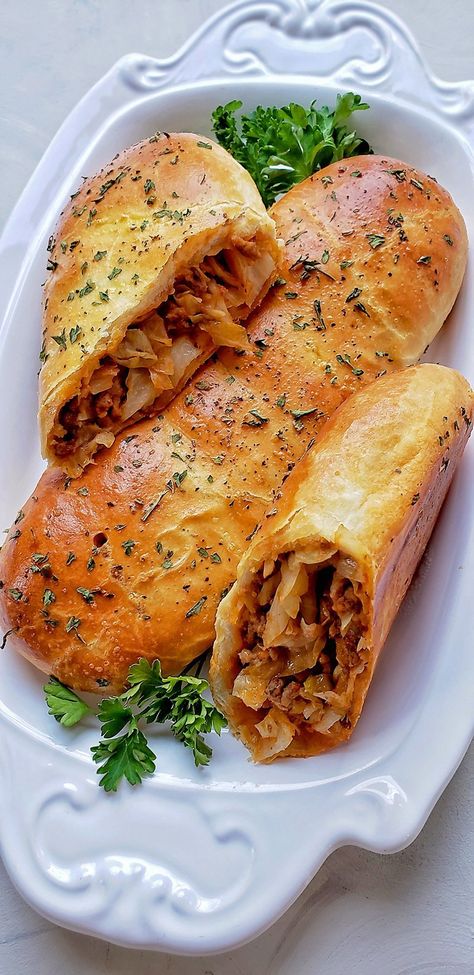 Meat Piroshki Recipe, Pirozhki Recipe, Piroshky Recipe, Russian Snacks, Hand Pies Savory, Pasties Recipes, Beef Pies, Chicken And Cabbage, Hand Pie