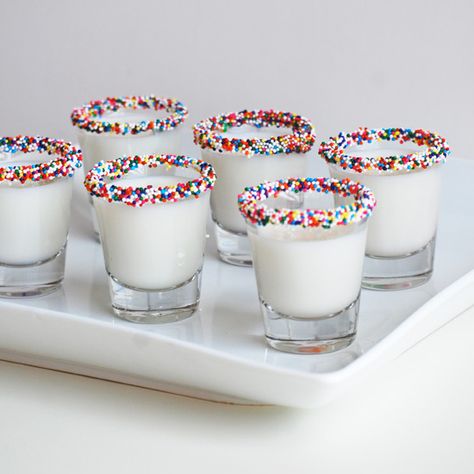 Milk "shots" with sprinkles round the rim are just one of the cool ideas in this post. Birthday Cake Shots, 21 Party, Kids New Years Eve, 21st Birthday Girl, Cake Shots, Peanuts Party, 21st Bday Ideas, New Years Eve Dinner, 21st Birthday Cakes